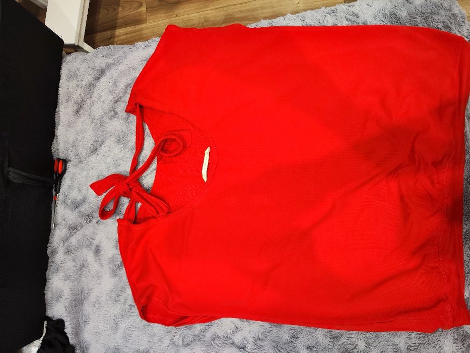 Bluzka czerwona z wycięciem na plecach