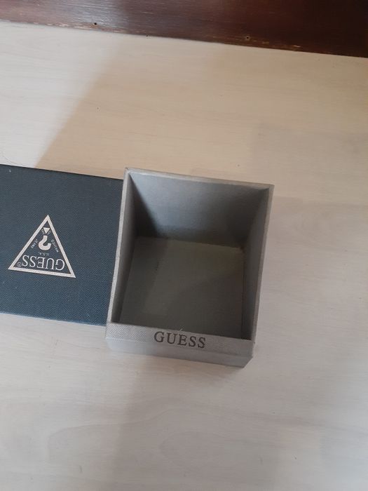 Коробка,  GUESS в хорошому стані .+JOEFOX з подушкою+emporio Armani