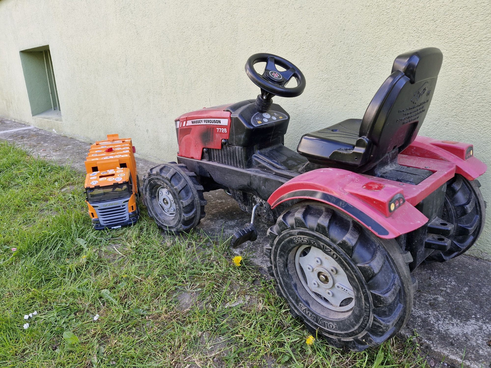 Traktor Ferguson dla dzieci z pedałami, gratis śmieciarka Bruder