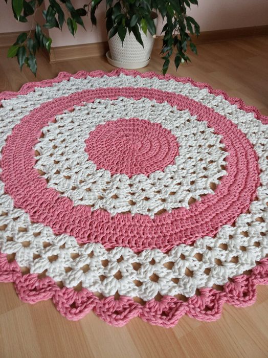 Dywan szydełkowy. Rękodzieło.