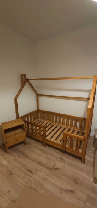 Łóżko dziecięce z materacem i szafką nocną