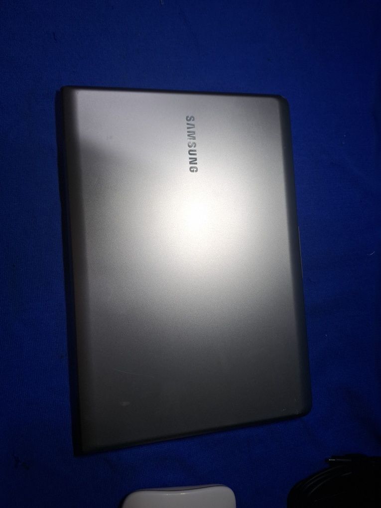 Samsung series 5 ultra corei5 8gbram 240ssd windows 11