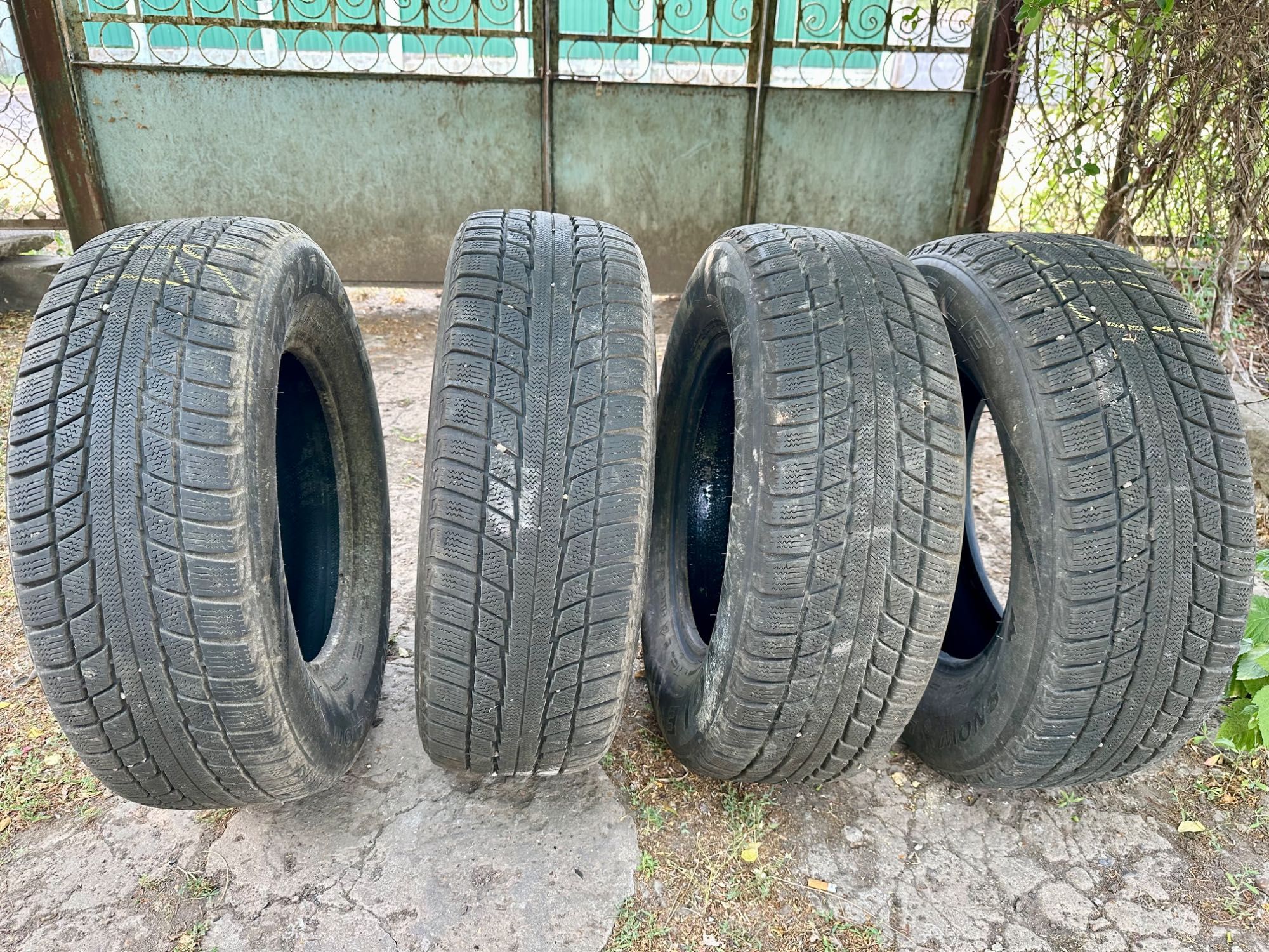 Продам резину TRIANGLE 235/70R16