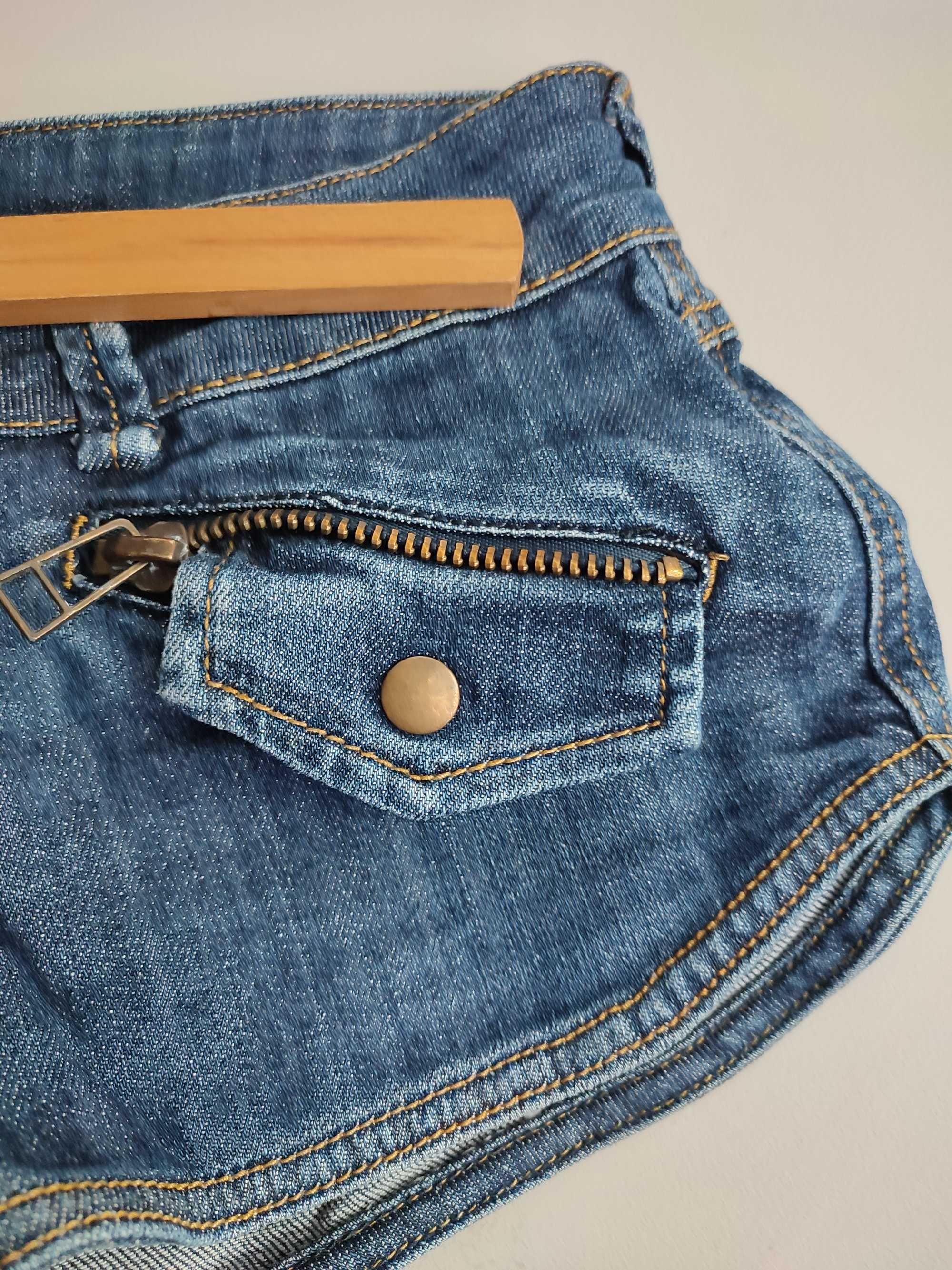 Jeansowe szorty z ozdobnymi zamkami