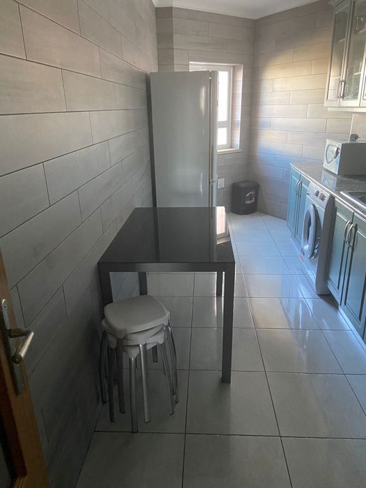 Mesa de cozinha em vidro com 4 bancos