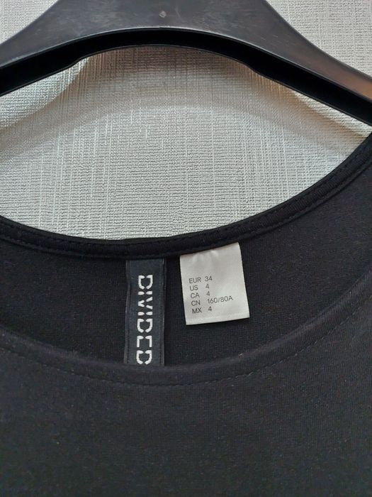 Dopasowana czarna sukienka