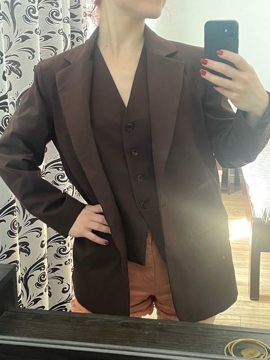 Жіночий коричневий костюм-двійка: жилет і піджак