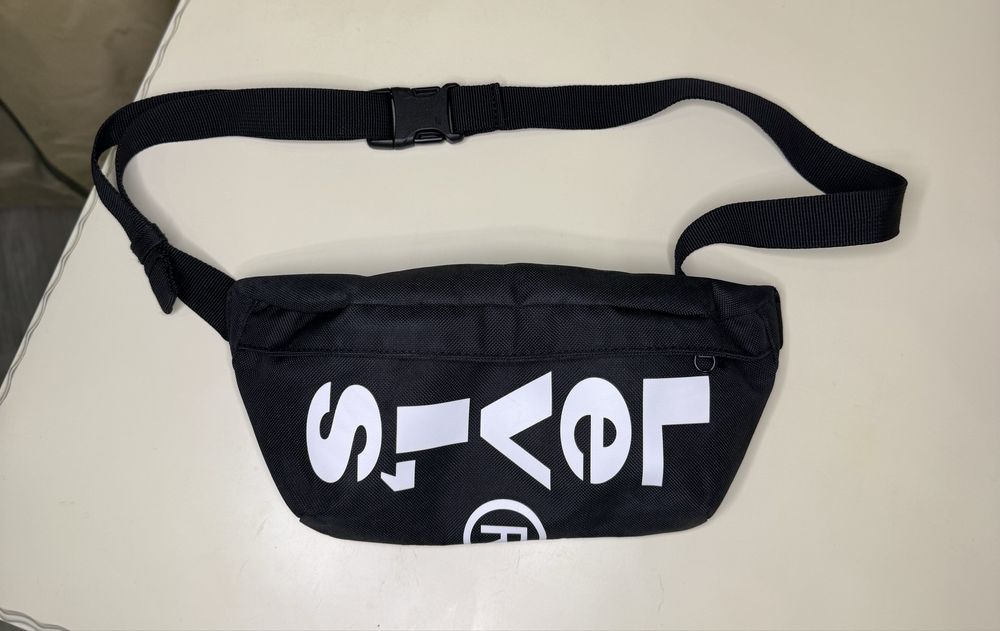 Сумка бананка чоловіча Levi's Small banana sling - wordmark  Оригінал