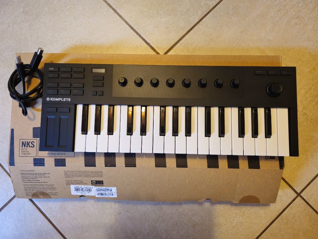 Controlador Native Kontrol Komplete M32 - MIDI. Novo