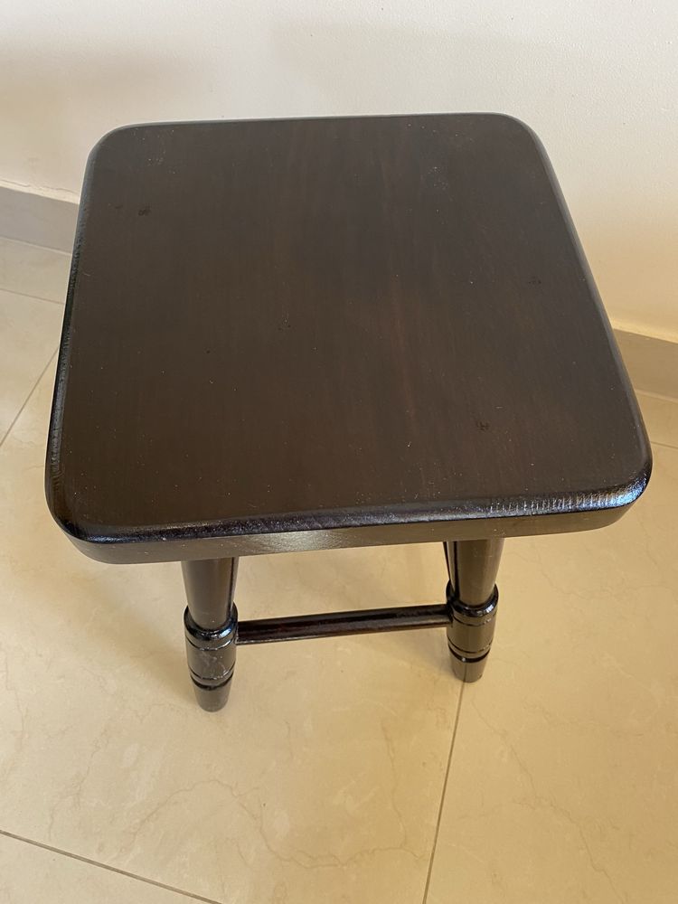 Taboret drewniany.
