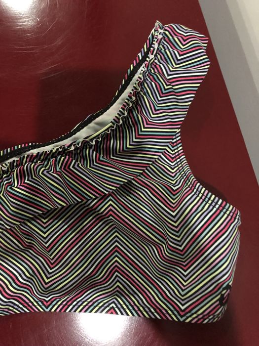 Biquíni up com folhos e alças assimétricas