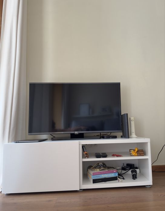 Móvel de TV com gaveta e prateleira