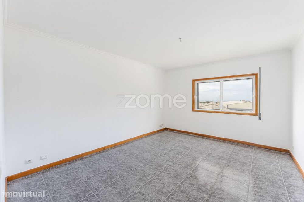 Apartamento T2 com Varanda e Garagem, em Vilar do Paraíso
