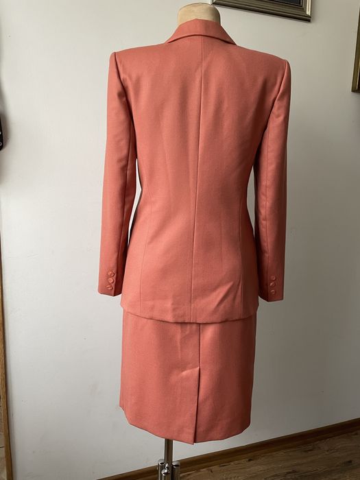 100% wełna, łososiowy garnitur ze spódnicą