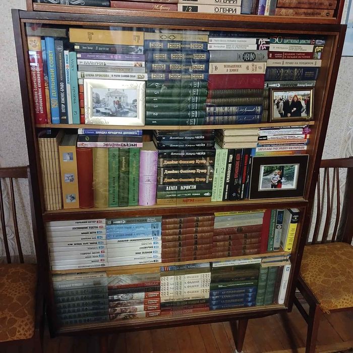 Книжный шкаф и полка в подарок. Цена снижена