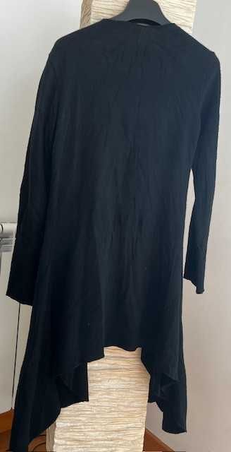 Casaco preto de malha mais comprido à frente