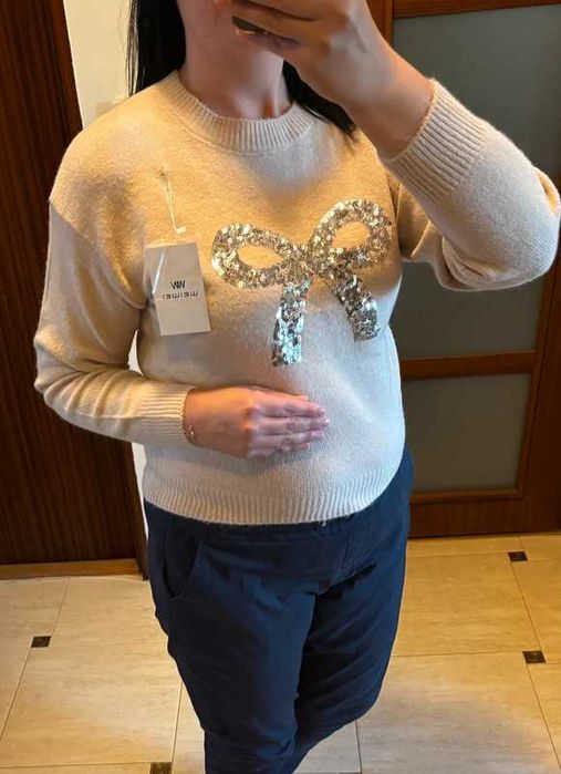 Sweter damski z wiskozą i cekinową kokardą, elegancki