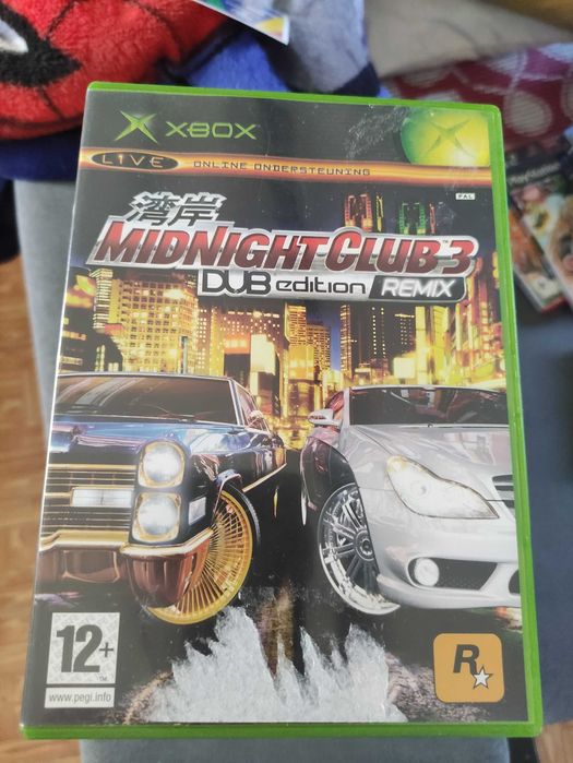 Vendo x box com dois comandos e 21 jogos.