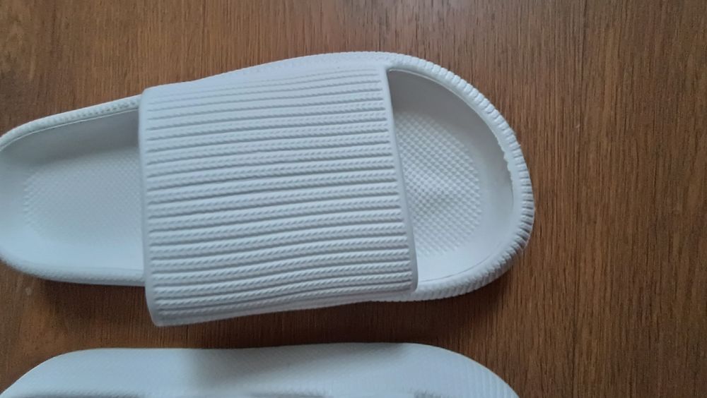 Шльопанці білі жіночі 38-39р на стопу 24,5см
На стопу 25,5см
Стан нови