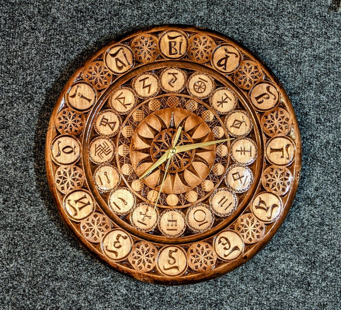 Настінний дерев'яний годинник ручної роботи "Коло Сварога"