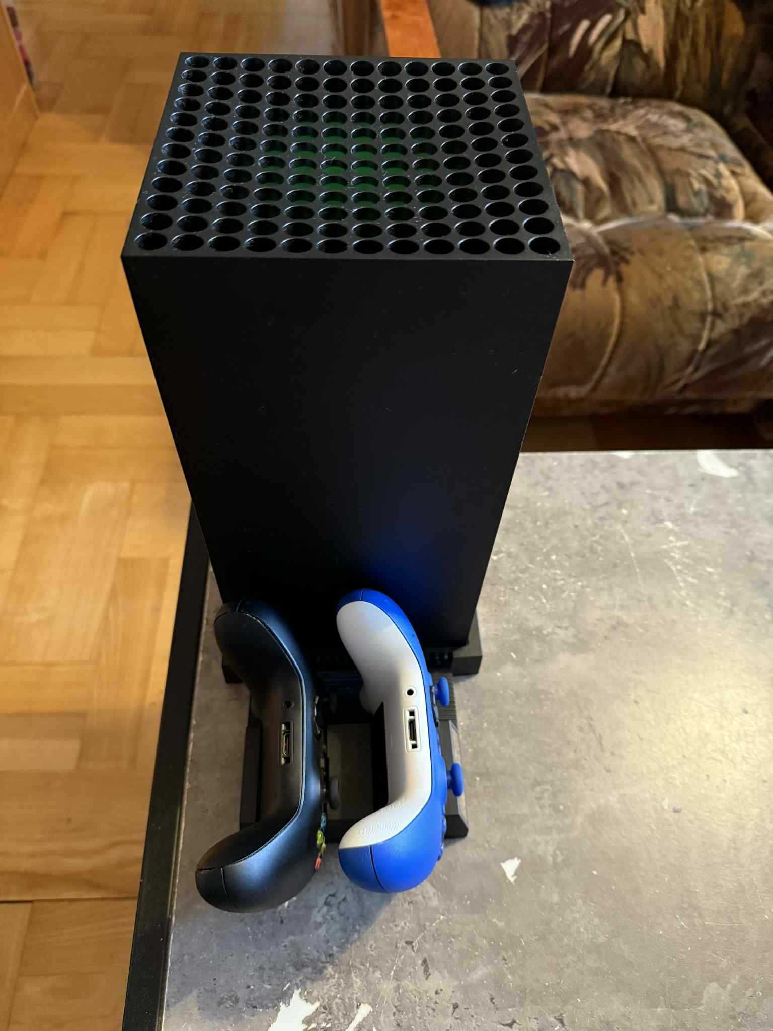 Xbox Series X z stacją chłodzącą/ładującą