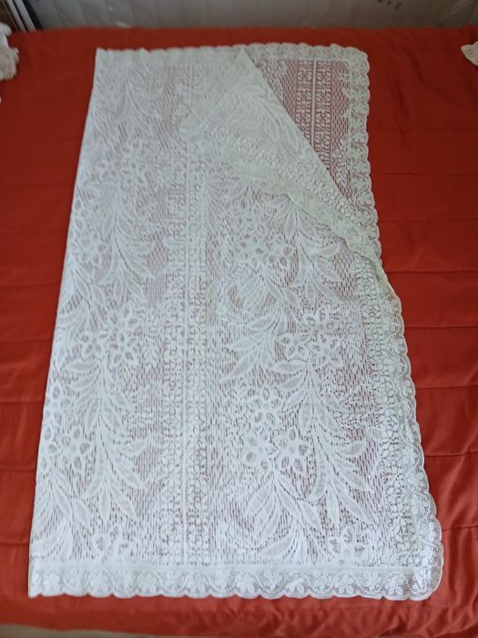 Toalha bonita de tecido rendilhado e com crochê de máquina a toda volt