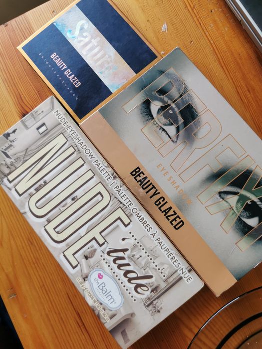 Zestaw cieni do powiek.