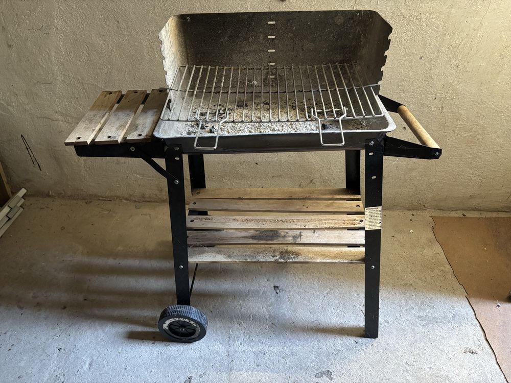 Grill ogrodowy na węgiel drzewny