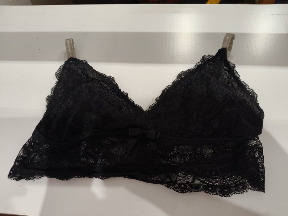 Zmysłowy koronkowy bralette Britney Spears, czarny, z beżowymi detalam