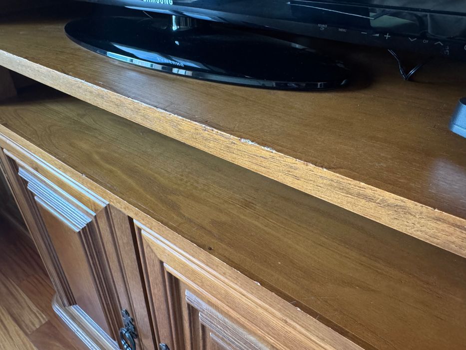 Móvel de sala grande em madeira escura com muita arrumação