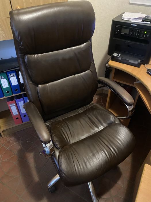 Продам офісне крісло шкіряне
