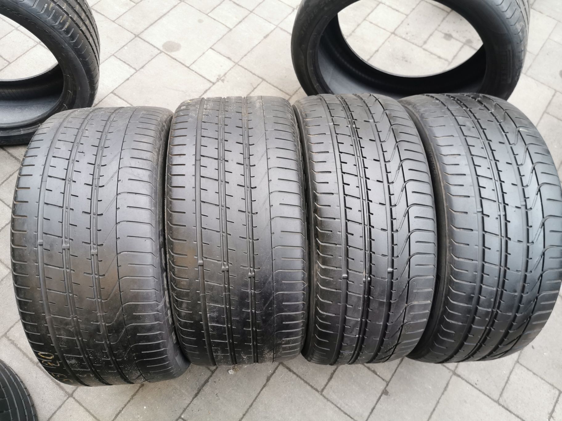 Разноширокие шины 255/40 R20 285/35 R20 Pirelli Pzero