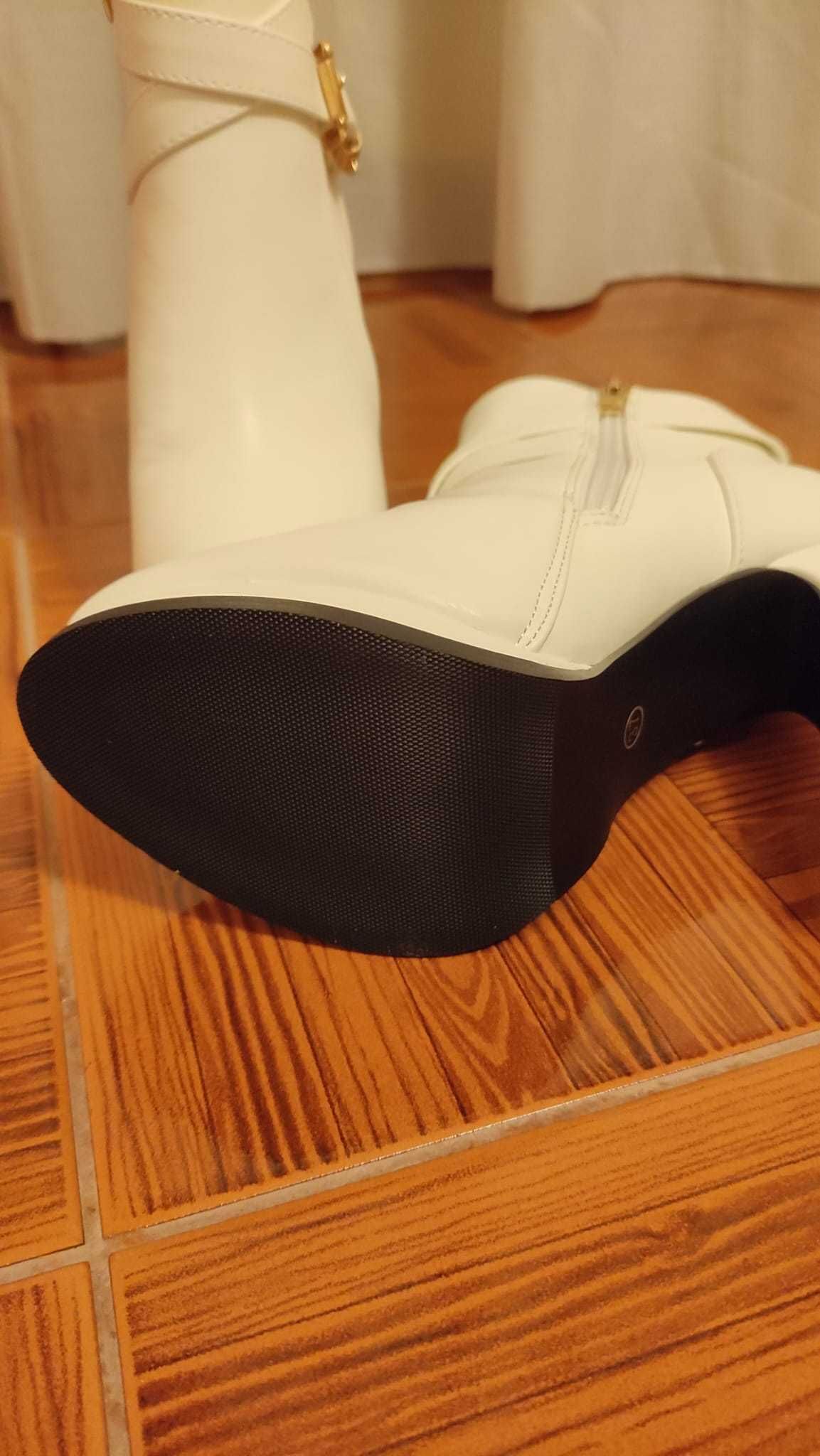 Botas brancas com fivela dourada e pêlo