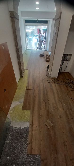 Aplicação de pavimento flutuante, vinilico, soalho de madeira.