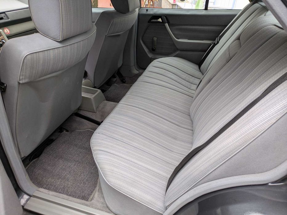 Mercedes Benz Classe E 250d 1989 cinzento