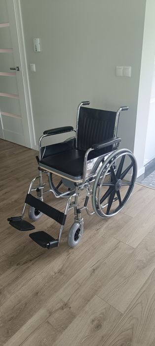 Wózek inwalidzki z toaletką