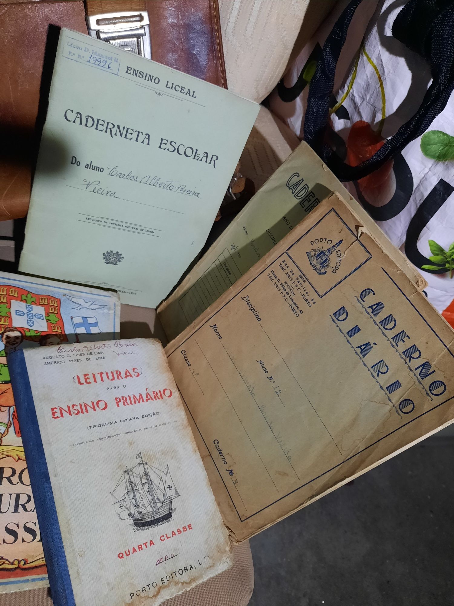 Pasta escolar de costas antiga com livros  cadernos autêntica raridade