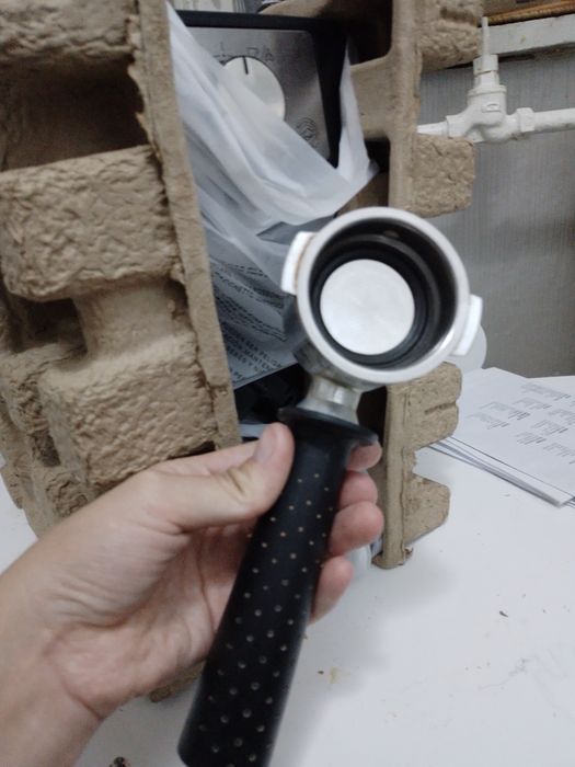 Кавоварка ріжкова Delonghi EC260BK