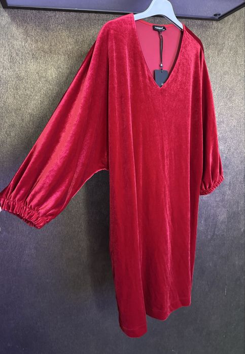 Червона велюрова сукня
