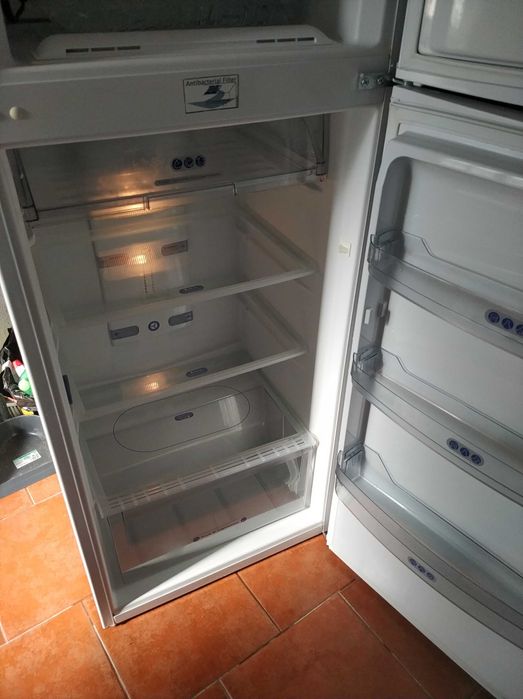 Frigorífico de duas portas no frost Whirlpool