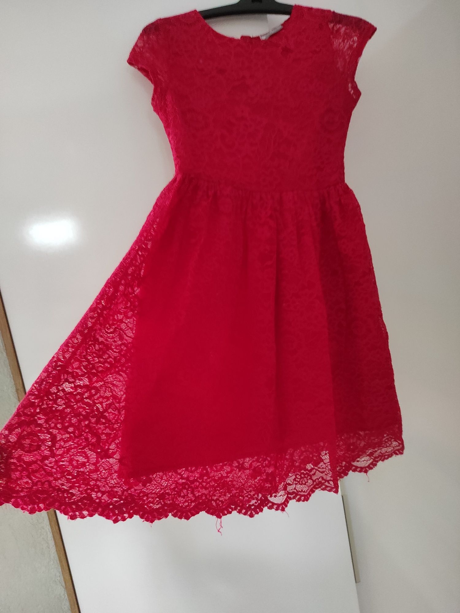 Czerwona sukienka koronkowa 134 140
