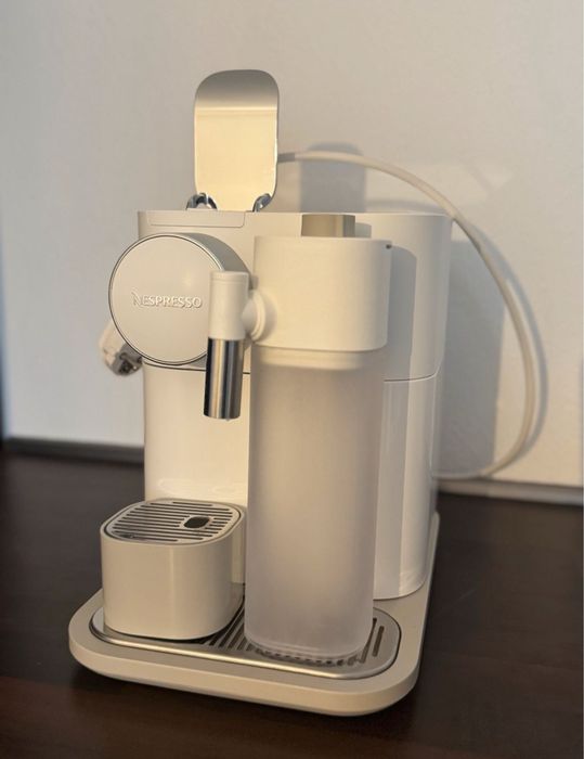 Капсульна кавомашина Nespresso De'Longhi  Lattissima