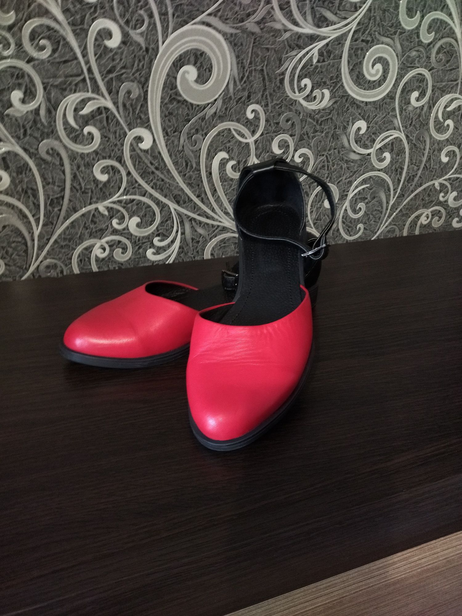 Продам туфлі-босоніжки червоно-чорного кольору з застібкою