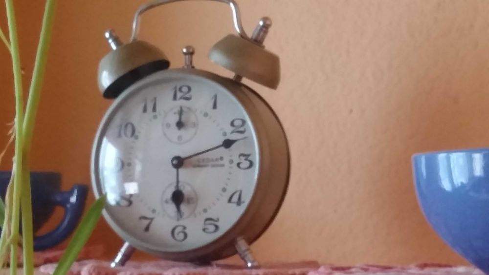 Mały mechaniczny budzik do naprawy lub na części !!
