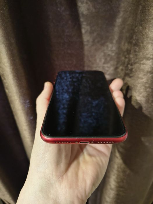 Айфон 11 червоного кольору