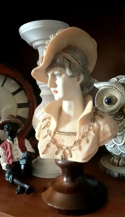 Estatueta Marfinite Busto Dama Antiga peça de Alain Giannelli