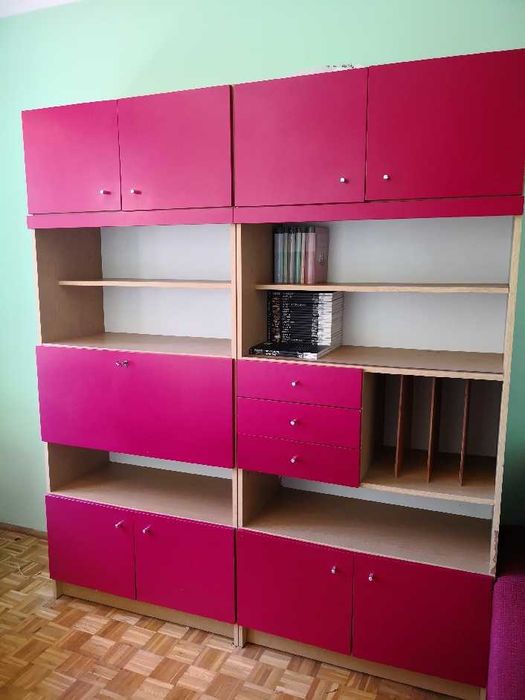 Czerwony regał z czasów PRL - Warszawa Wawer