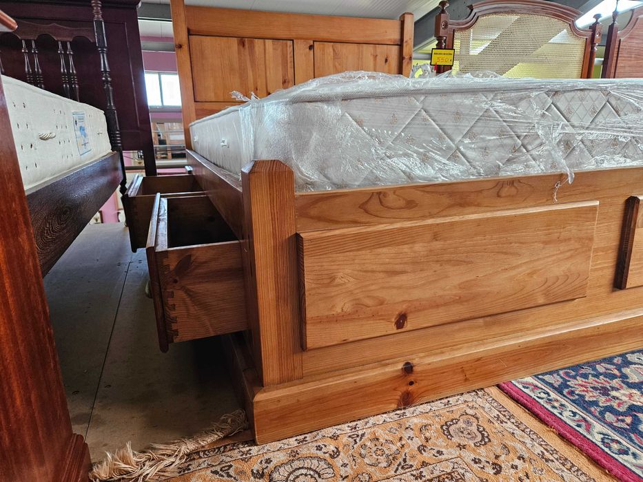 Cama em madeira maciça, com 4 gavetas, estrado e colch