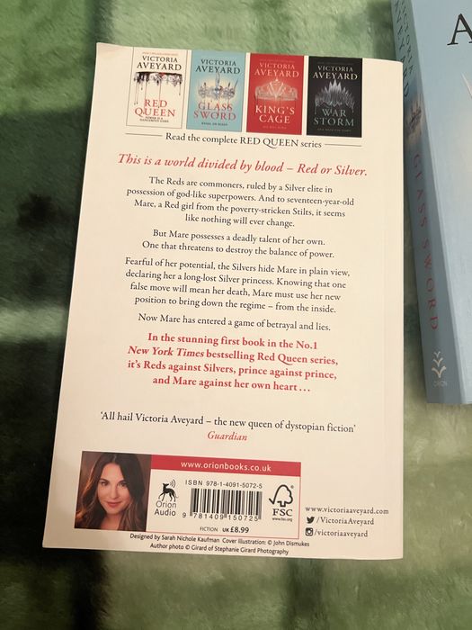 Вікторія Евеярд «Червона Королева» і «Скляний Меч» англійською