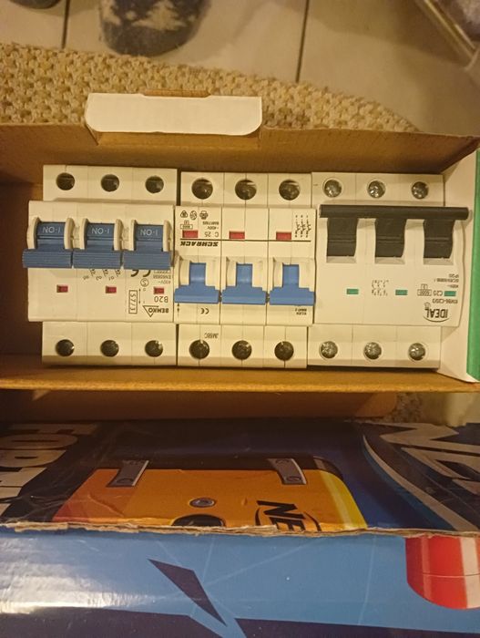 Bezpieczniki Wyłączniki nadpradowe itp automaty trójfazowe